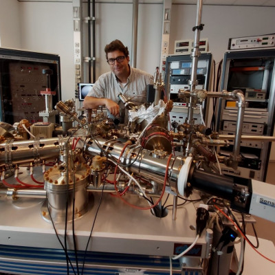 Nano Droplets Go Skiing at High Temperatures