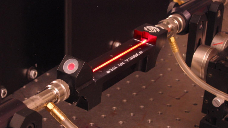 Ultra-fast Extreme Ultraviolet Lasers to Fully Probe a 5-nm-thick Film