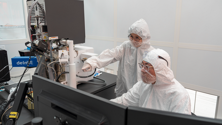 Rice Scientists Use Electrons to Pattern Light Sources and Wiring Directly onto Crystals