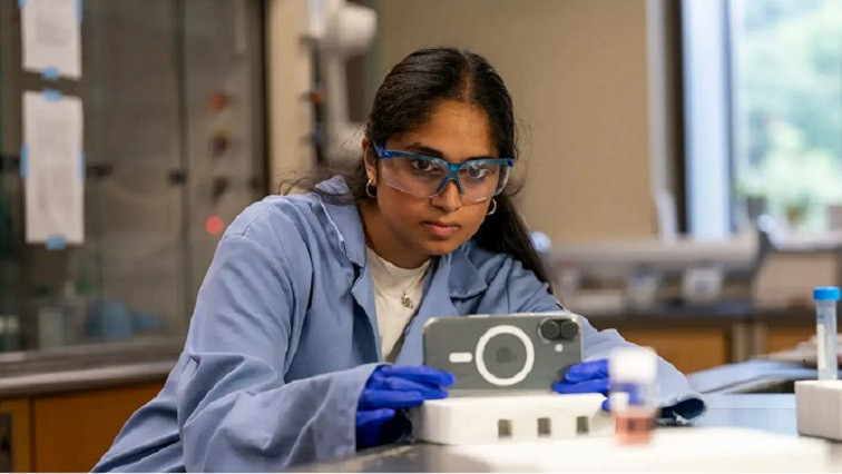 Researcher Solves a Nanoparticle Mystery Using an iPhone Camera