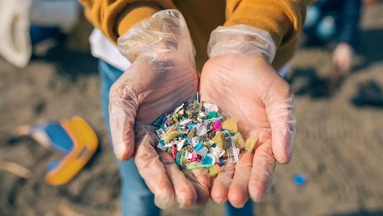 World's First Eco-friendly Filter Removing 'Microplastics in Water,' a Threat to Humans from the Sea without Polluting the Environment
