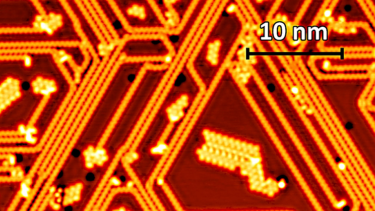 Phosphorous Chains – A 1D Material with 1D Electronic Properties