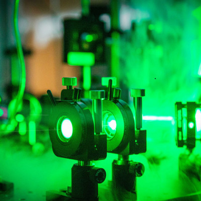 FAU Physicists Control the Flow of Electron Pulses through a Nanostructure Channel