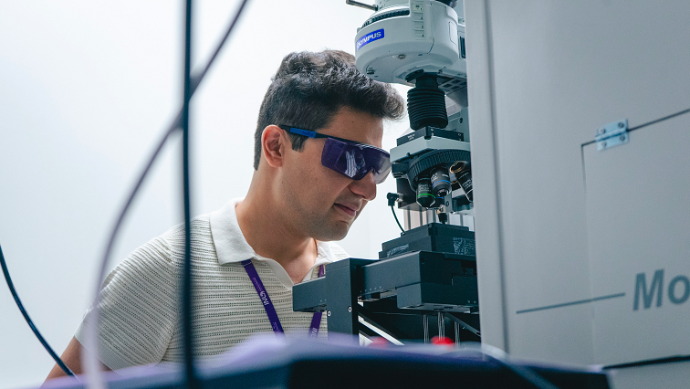 Shedding Light on Ultrafast Heat Transport in Graphene