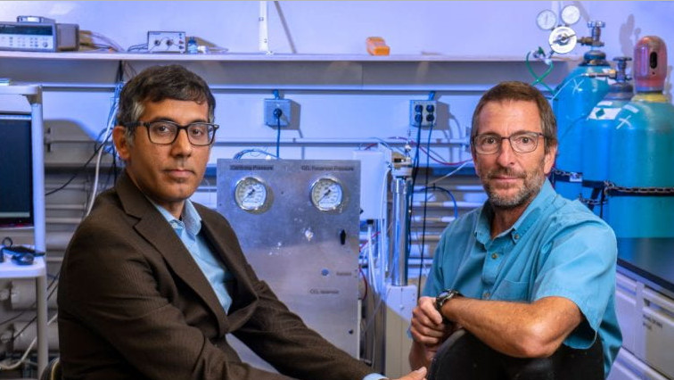 UCI, National Laboratory Scientists Probe Carbon Sequestration at the Molecular Level