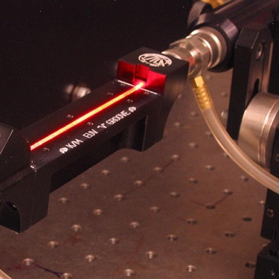 Ultra-fast Extreme Ultraviolet Lasers to Fully Probe a 5-nm-thick Film