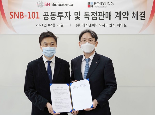 Boryung Pharmaceutical CEO Ahn Jae-hyun (right) and SN BioScience CEO Park Young-hwan