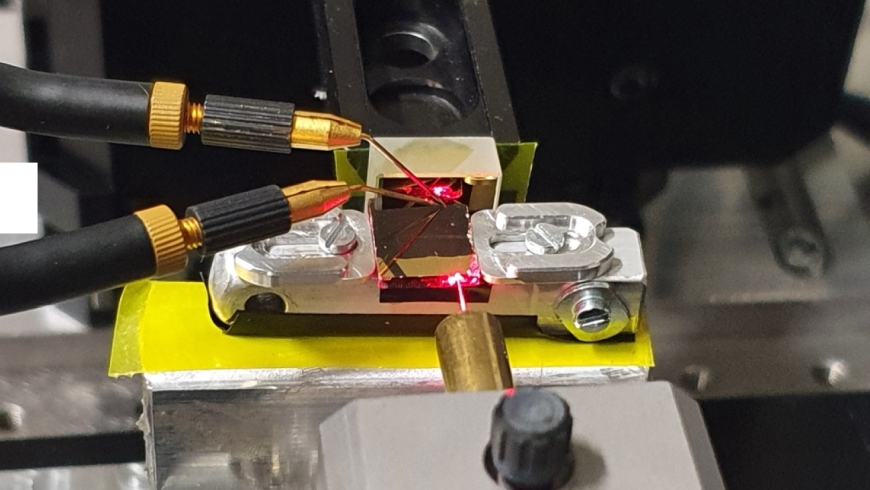 red alignment laser was used to visualize the beam path from the fiber into the optical waveguide and its reflection at a gold mirror. Two microprobes were used to contact the photoconductor, the size of which is in the subwavelength range.