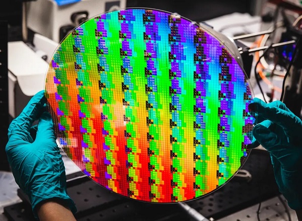 A 12-inch wafer can hold up to 10,000 metalenses, made using a single semiconductor layer
