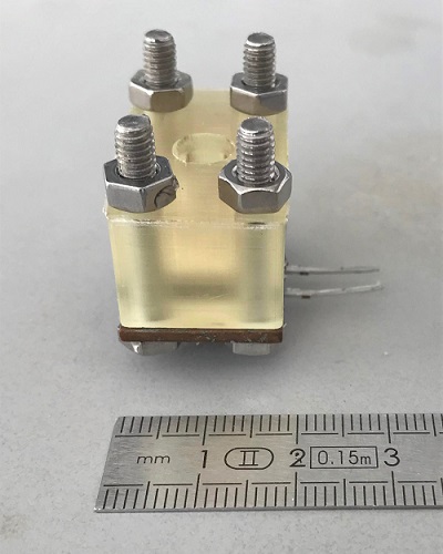 A 3D-printed device detects thermal resistance changes when SARS-CoV-2 binds to molecularly imprinted polymer nanoparticles.