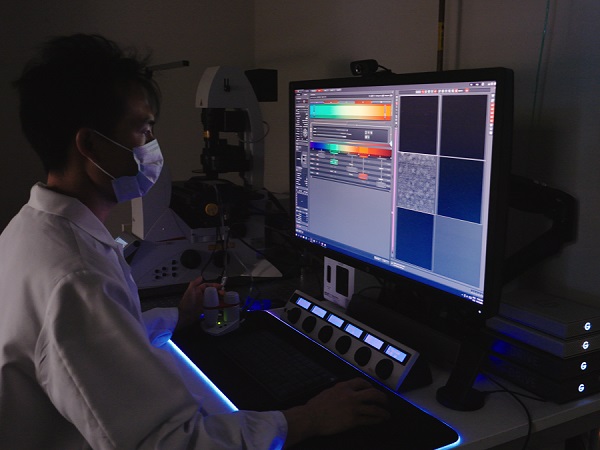 Jiaxing Chen performs a live cell imaging experiment to study cell behavior using confocal microscopy