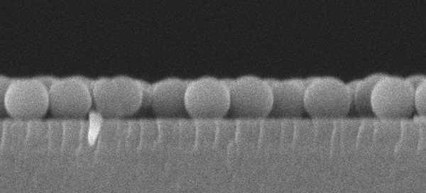 The coating technology developed by Sugimoto achieves high opacity and brightness with only a single layer of silicon nano spheres. The spheres have a diameter of around a quarter of a micrometer, that is, about a hundredth of a thin human hair.